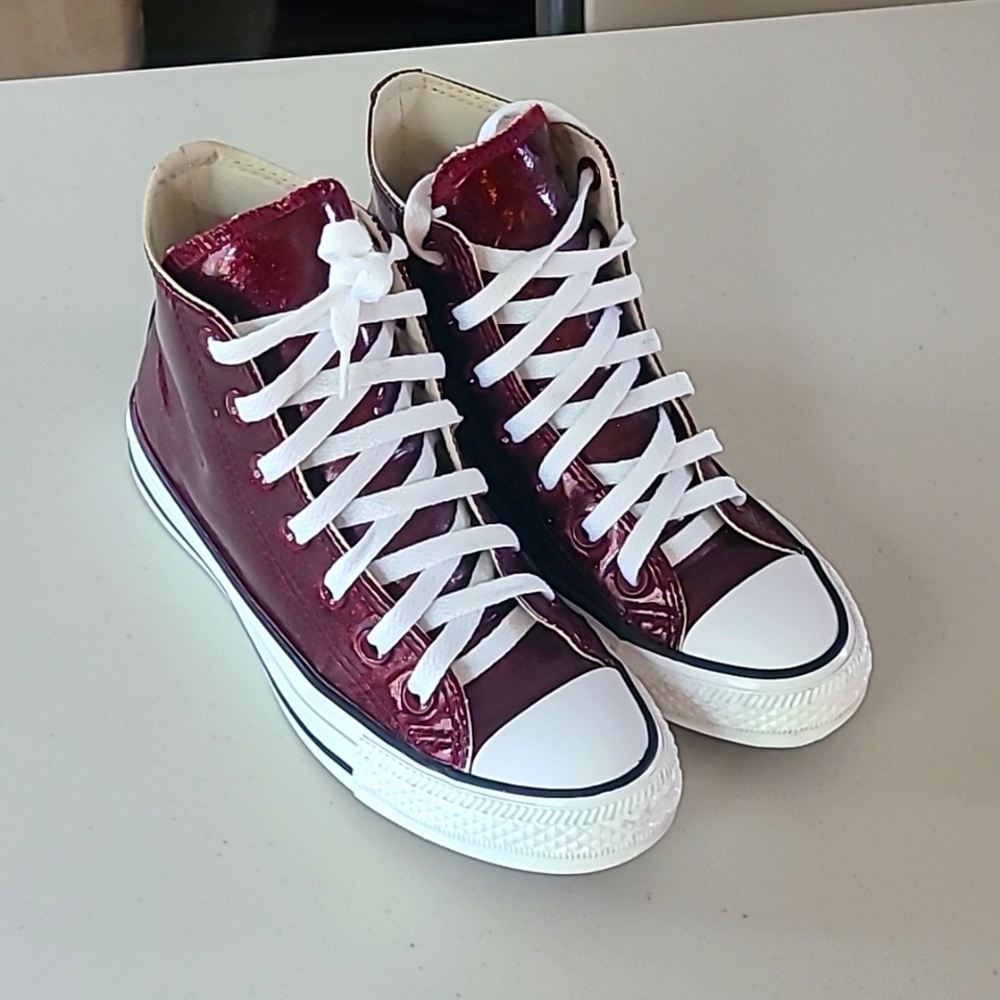 High top converse 5.5. In good condition.